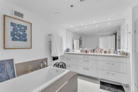 Condo in Aventura, Florida, 2 bedrooms  № 2244700 - photo 15