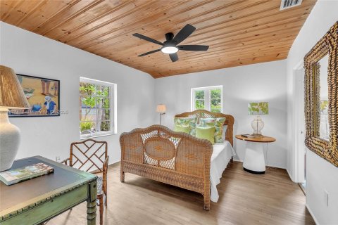 House in Hollywood, Florida 4 bedrooms, 244.33 sq.m. № 1930244 - photo 22