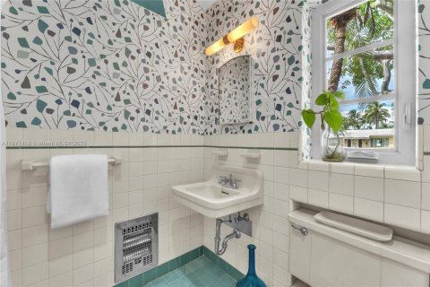 House in Hollywood, Florida 4 bedrooms, 244.33 sq.m. № 1930244 - photo 20