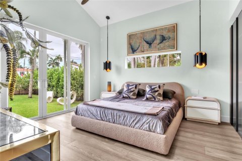 House in Hollywood, Florida 4 bedrooms, 244.33 sq.m. № 1930244 - photo 5