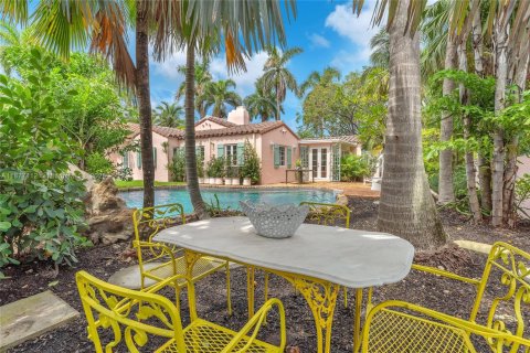 House in Hollywood, Florida 4 bedrooms, 244.33 sq.m. № 1930244 - photo 1