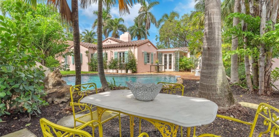 House in Hollywood, Florida 4 bedrooms, 244.33 sq.m. № 1930244
