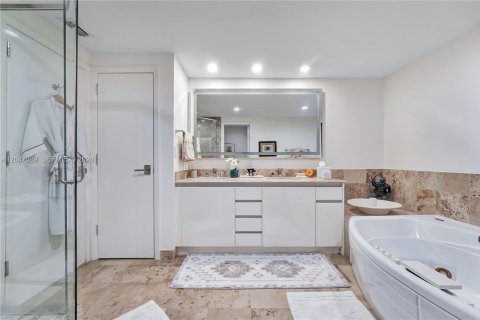 Condo in Miami Beach, Florida, 2 bedrooms  № 2186152 - photo 22