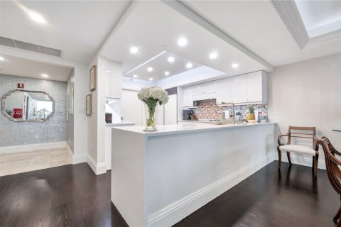 Condo in Miami Beach, Florida, 2 bedrooms  № 2186152 - photo 15
