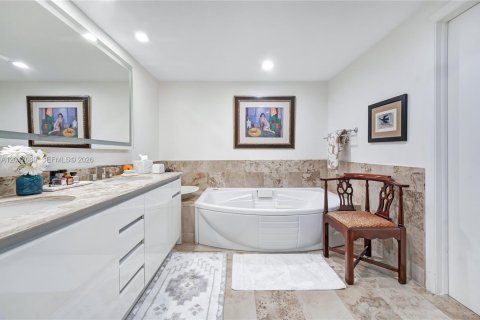 Condo in Miami Beach, Florida, 2 bedrooms  № 2186152 - photo 21