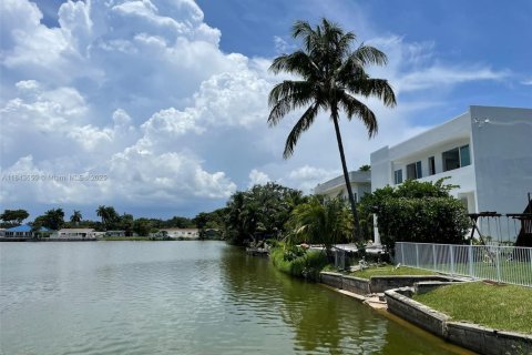 Villa ou maison à vendre à Miami, Floride: 3 chambres, 247.96 m2 № 1839096 - photo 29