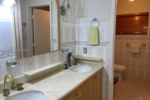 Villa ou maison à vendre à Miami, Floride: 3 chambres, 247.96 m2 № 1839096 - photo 17