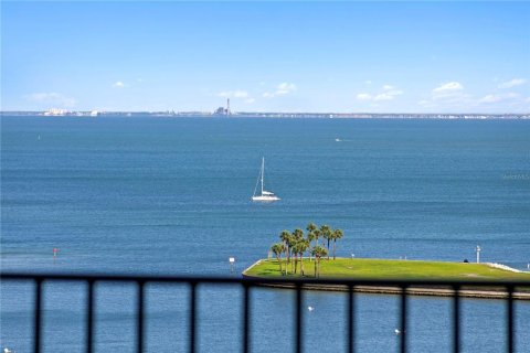 Condo in Saint Petersburg, Florida, 2 bedrooms № 2222442 - photo 7