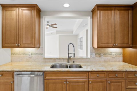 Condo in Saint Petersburg, Florida, 2 bedrooms № 2222442 - photo 16