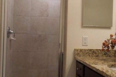 Condo in Bradenton, Florida, 2 bedrooms in LAKEWOOD NATIONAL  № 1885823 - photo 11