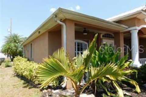Villa ou maison à vendre à Punta Gorda, Floride: 3 chambres, 219.99 m2 № 2273342 - photo 4