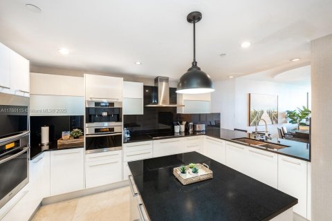 Condo in Sunny Isles Beach, Florida, 3 bedrooms  № 1729099 - photo 9