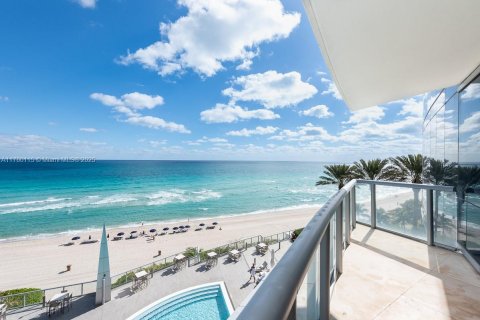 Condo in Sunny Isles Beach, Florida, 3 bedrooms  № 1729099 - photo 1