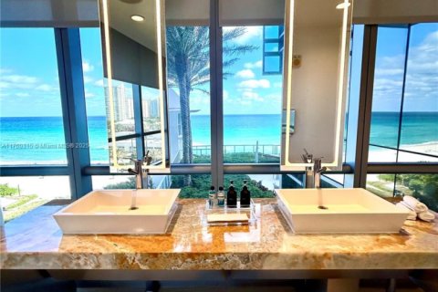 Condo in Sunny Isles Beach, Florida, 3 bedrooms  № 1729099 - photo 27