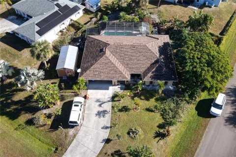 House in Port Charlotte, Florida 3 bedrooms, 142.79 sq.m. № 2097357