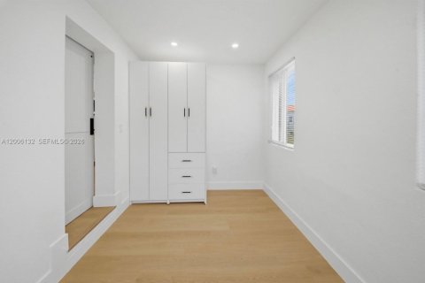 House in Miami, Florida 3 bedrooms, 113.53 sq.m. № 2071910 - photo 16