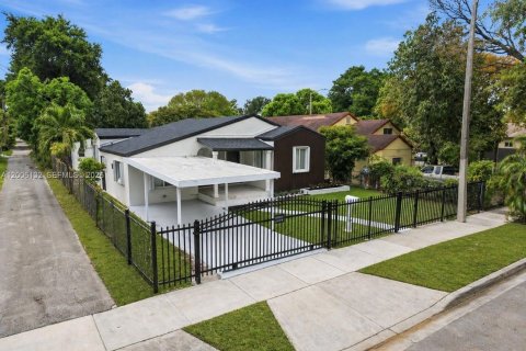 House in Miami, Florida 3 bedrooms, 113.53 sq.m. № 2071910 - photo 3