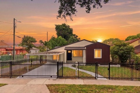 House in Miami, Florida 3 bedrooms, 113.53 sq.m. № 2071910