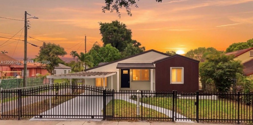 House in Miami, Florida 3 bedrooms, 113.53 sq.m. № 2071910