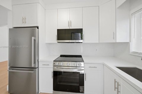 House in Miami, Florida 3 bedrooms, 113.53 sq.m. № 2071910 - photo 25
