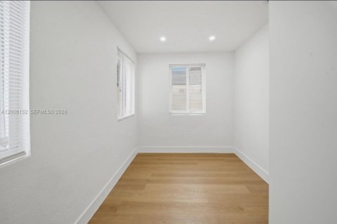 House in Miami, Florida 3 bedrooms, 113.53 sq.m. № 2071910 - photo 18