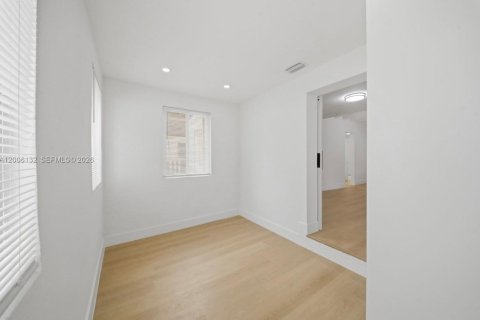 House in Miami, Florida 3 bedrooms, 113.53 sq.m. № 2071910 - photo 20