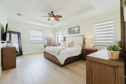Casa en venta en Hialeah, Florida, 3 dormitorios, 228.54 m2 № 1892034 - foto 15
