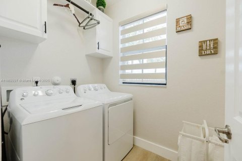 Casa en venta en Hialeah, Florida, 3 dormitorios, 228.54 m2 № 1892034 - foto 21