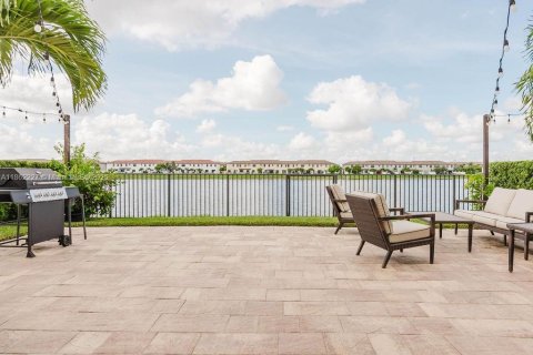 Casa en venta en Hialeah, Florida, 3 dormitorios, 228.54 m2 № 1892034 - foto 2