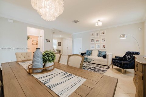 Casa en venta en Hialeah, Florida, 3 dormitorios, 228.54 m2 № 1892034 - foto 1