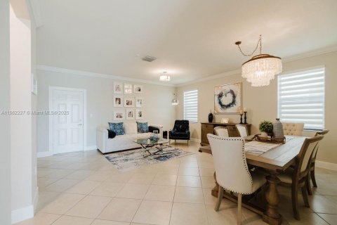 Casa en venta en Hialeah, Florida, 3 dormitorios, 228.54 m2 № 1892034 - foto 10