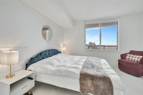 Condo in Miami, Florida, 1 bedroom  № 2009956 - photo 16