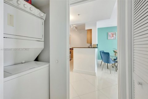 Condo in Miami, Florida, 1 bedroom  № 2009956 - photo 19