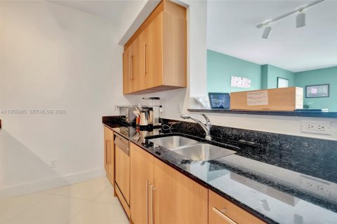 Condo in Miami, Florida, 1 bedroom  № 2009956 - photo 11