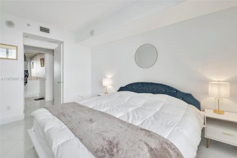 Condo in Miami, Florida, 1 bedroom  № 2009956 - photo 18