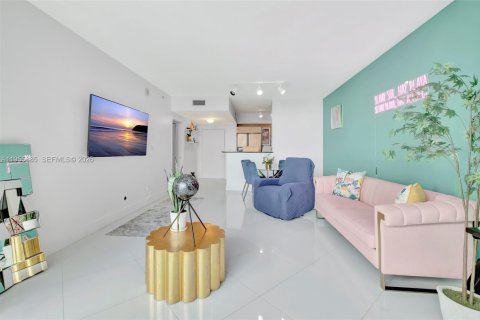 Condo in Miami, Florida, 1 bedroom  № 2009956 - photo 8
