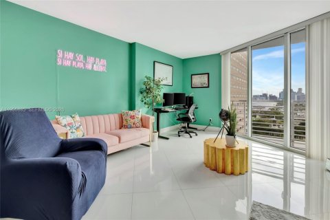 Condo in Miami, Florida, 1 bedroom  № 2009956 - photo 9