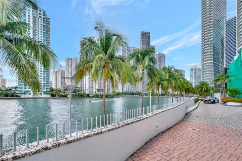 Condo in Miami, Florida, 1 bedroom  № 2009956 - photo 22