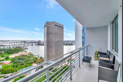 Condo in Miami, Florida, 1 bedroom  № 2009956 - photo 2