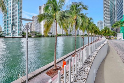 Condo in Miami, Florida, 1 bedroom  № 2009956 - photo 23