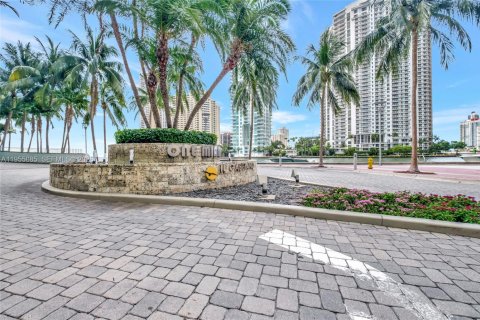 Condo in Miami, Florida, 1 bedroom  № 2009956 - photo 25