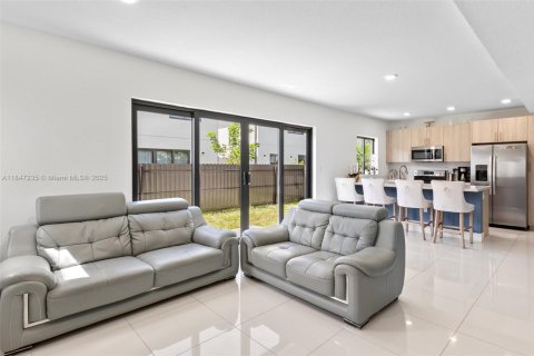 House in Florida City, Florida 5 bedrooms, 176.7 sq.m. № 1847751 - photo 11