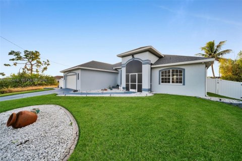 Casa en venta en Cape Coral, Florida, 3 dormitorios № 2062977 - foto 3