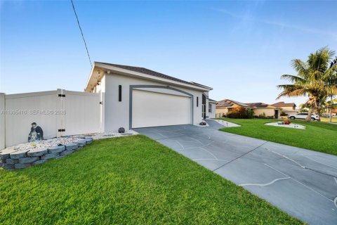 Casa en venta en Cape Coral, Florida, 3 dormitorios № 2062977 - foto 2