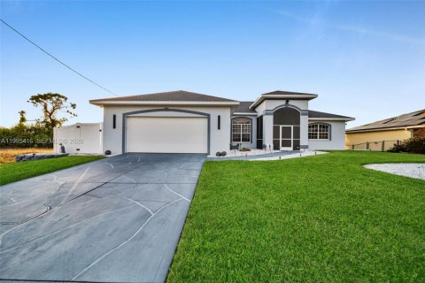 Casa en venta en Cape Coral, Florida, 3 dormitorios № 2062977 - foto 1