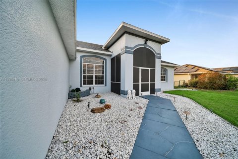 Casa en venta en Cape Coral, Florida, 3 dormitorios № 2062977 - foto 4
