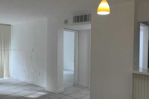 Condo in Miami, Florida, 1 bedroom № 1890999 - photo 2