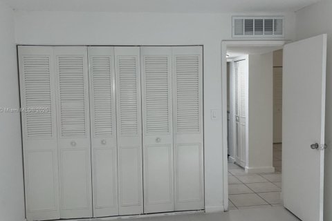 Condo in Miami, Florida, 1 bedroom № 1890999 - photo 5