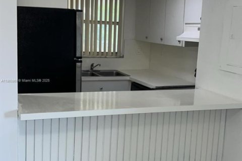 Condo in Miami, Florida, 1 bedroom № 1890999 - photo 9