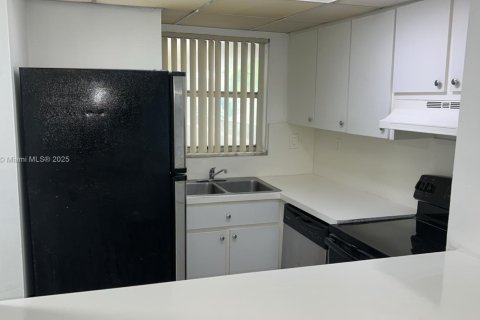 Condo in Miami, Florida, 1 bedroom № 1890999 - photo 8